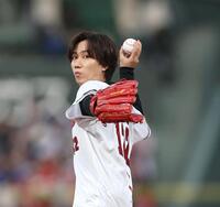 始球式を務めるＳｎｏｗ　Ｍａｎ・阿部亮平（撮影・北村雅宏）