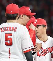 ２回、汗を拭うマウンドで床田