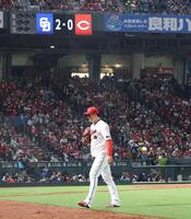 ５回、三者凡退に抑えてベンチに戻る床田（撮影・北村雅宏）