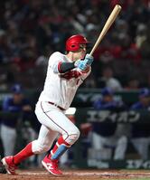 ５回、二塁打を放つ小園（撮影・北村雅宏）