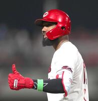 ４回、内野安打を放ち、サムアップポーズを見せるファビアン（撮影・北村雅宏）