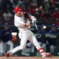 ４回、左前打を放つ佐々木（撮影・北村雅宏）