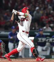 ９回、同点となる２点適時二塁打を放つ平川（撮影・北村雅宏）