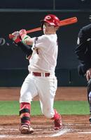 １０回、勝田が右翼線にサヨナラ打を放つ