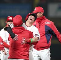 １０回、サヨナラ打を放ち、新井監督と抱き合う勝田（中央）＝撮影・北村雅宏