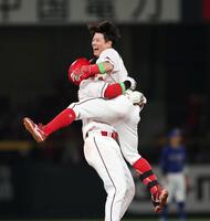 １０回、サヨナラ打を放ち、喜びを爆発させる勝田（撮影・北村雅宏）