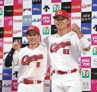 お立ち台でポーズをとる勝田と平川（右）＝撮影・北村雅宏