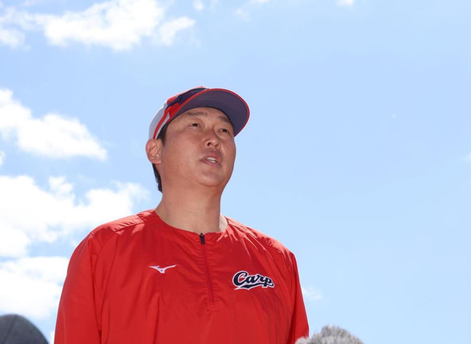 取材に応じる新井監督（撮影・北村雅宏）