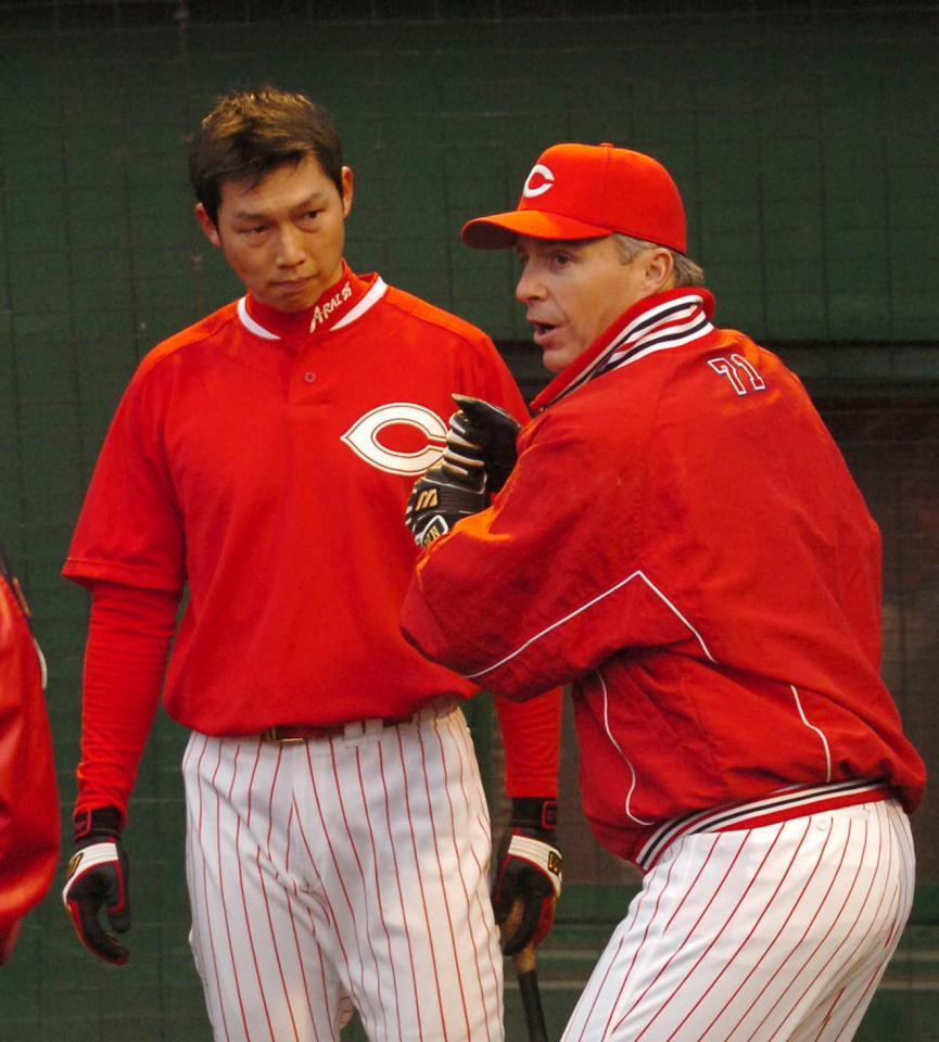 ブラウン監督（当時）から打撃のアドバイスを受ける新井＝２００６年　