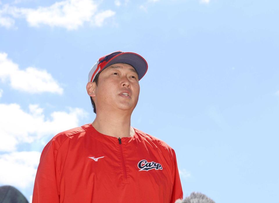 開幕への意気込みを語る新井監督（撮影・北村雅宏）　