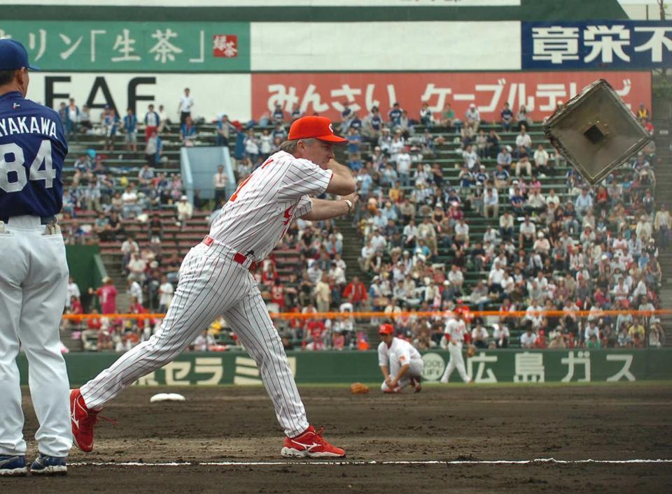 　２００６年５月７日の中日戦でベースを投げるブラウン監督