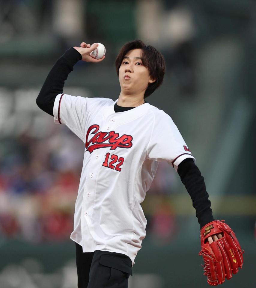 始球式を務めるＳｎｏｗ　Ｍａｎ・阿部亮平（撮影・北村雅宏）