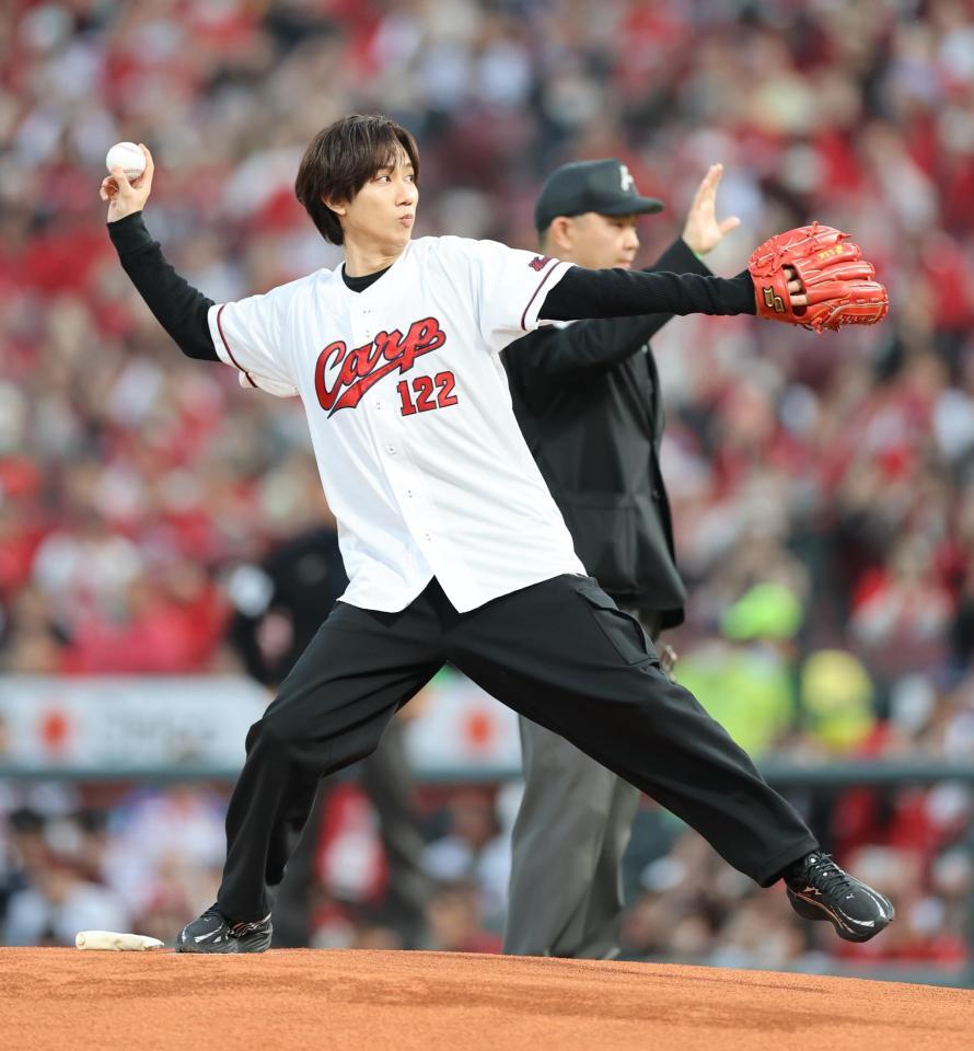 始球式を務めた「Ｓｎｏｗ　Ｍａｎ」の阿部亮平