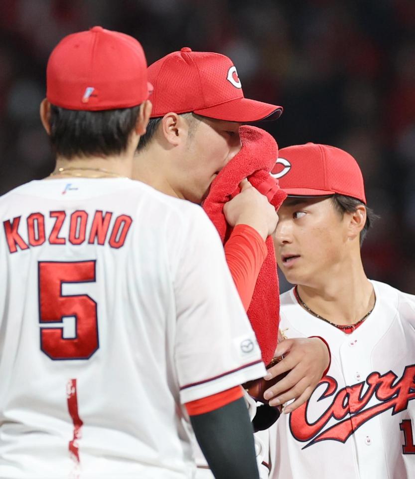 ２回、汗を拭うマウンドで床田