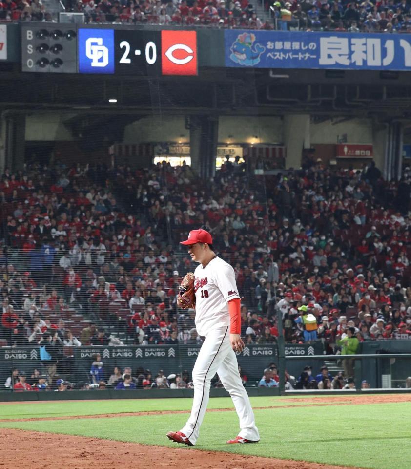 ５回、三者凡退に抑えてベンチに戻る床田（撮影・北村雅宏）