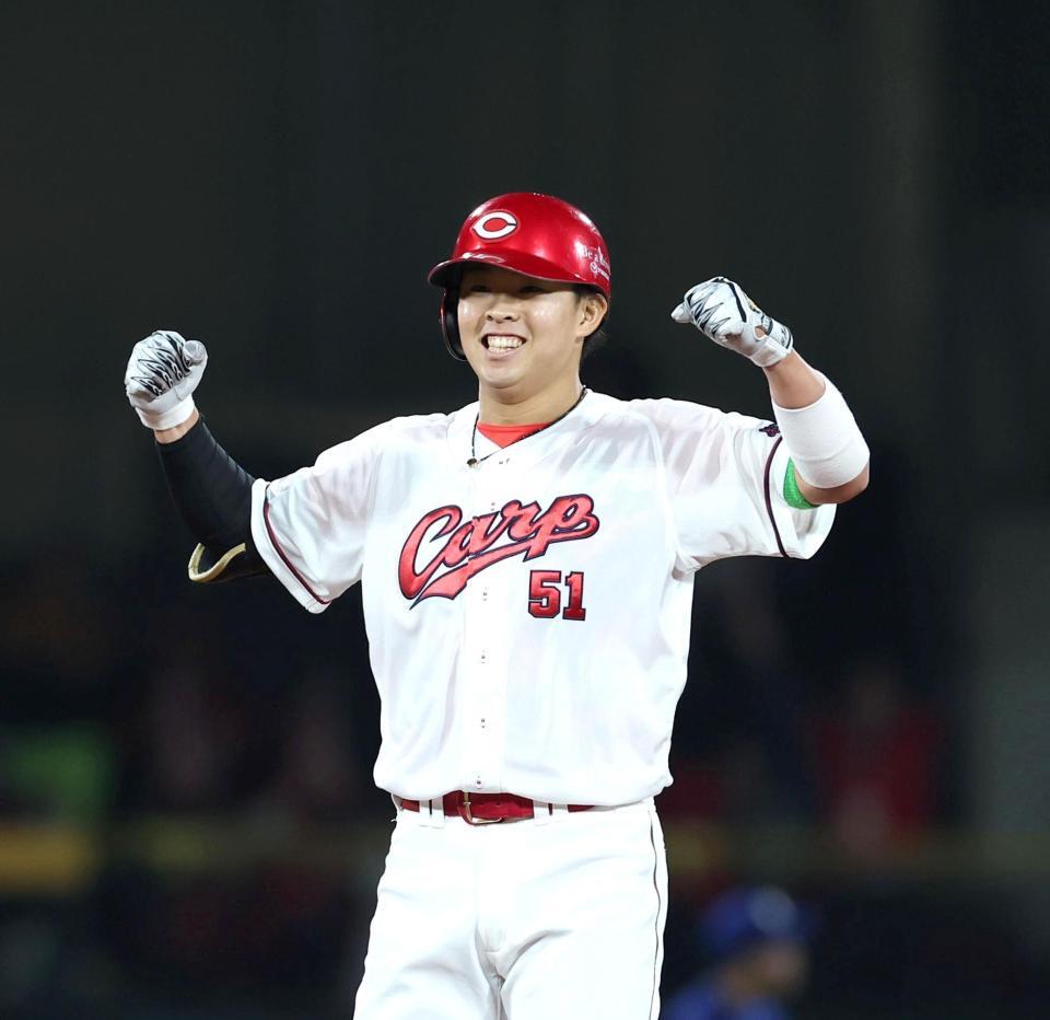 ９回、同点となる２点適時二塁打を放ち、拳を握る平川（撮影・北村雅宏）