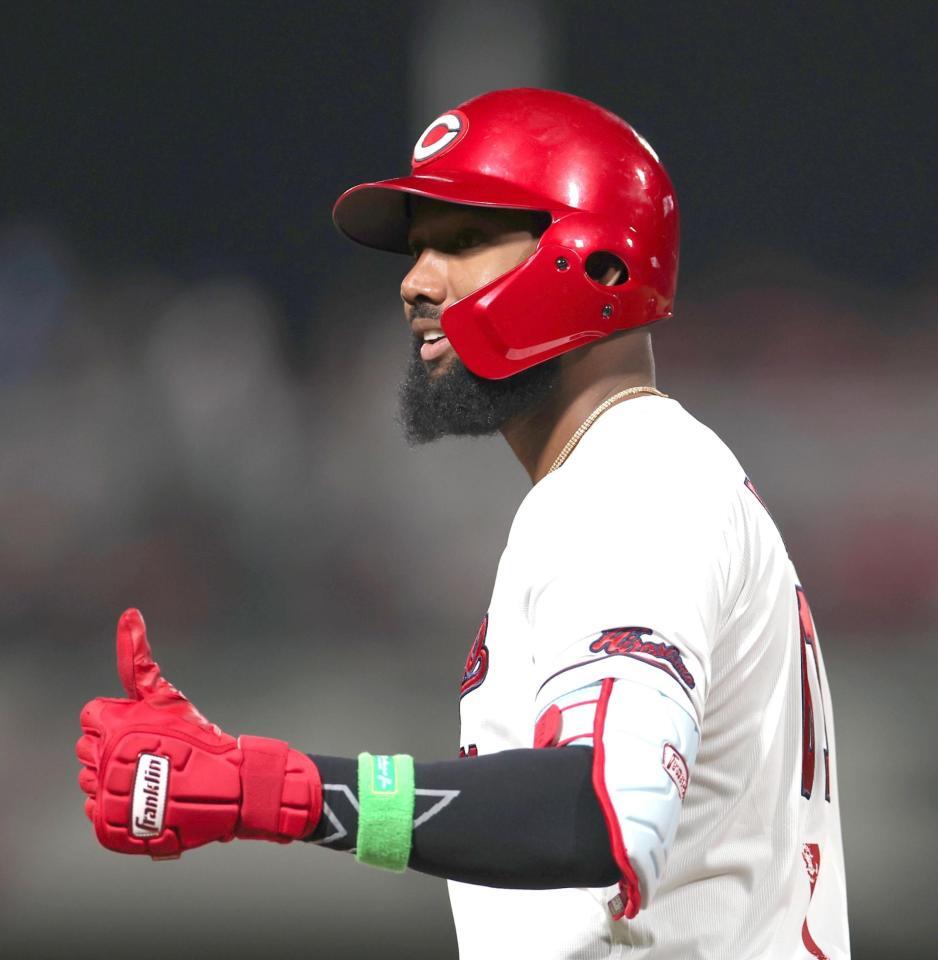 ４回、内野安打を放ち、サムアップポーズを見せるファビアン（撮影・北村雅宏）