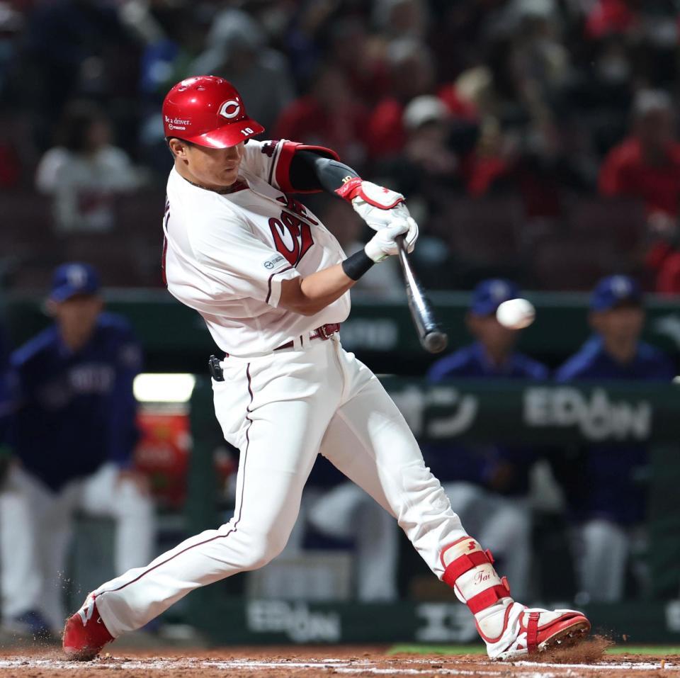 ４回、左前打を放つ佐々木（撮影・北村雅宏）