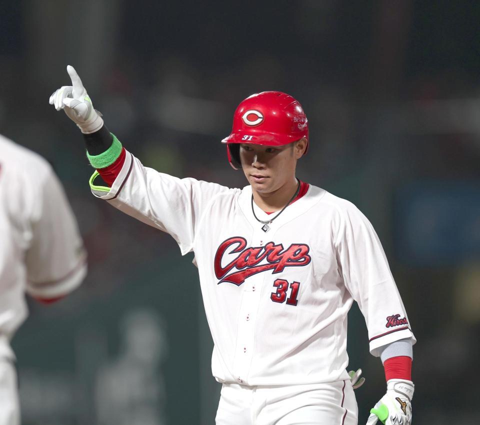 ３回、左前打を放ち、指を立てる坂倉（撮影・北村雅宏）