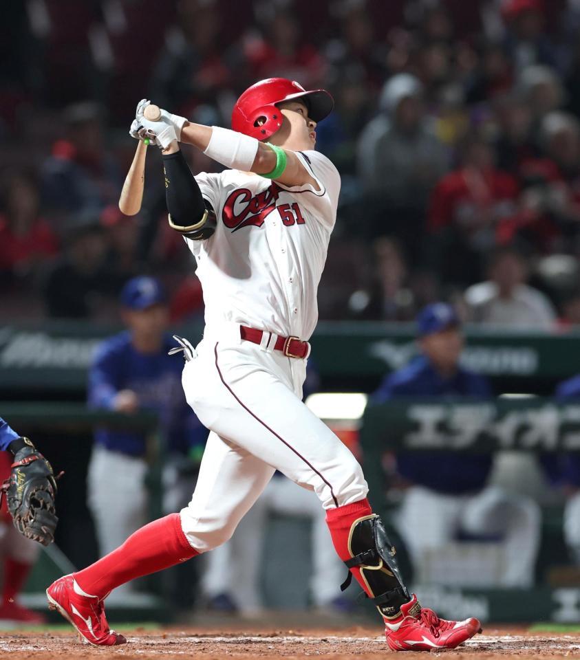 ９回、同点となる２点適時二塁打を放つ平川（撮影・北村雅宏）