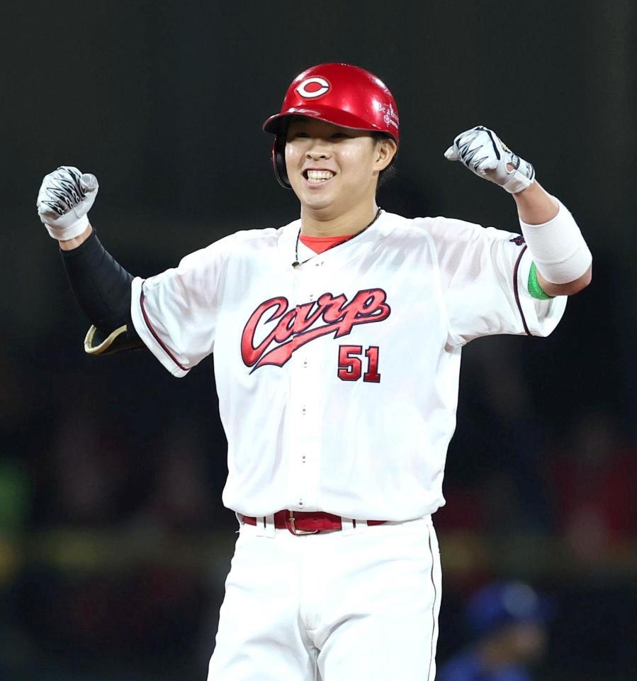 ９回、同点となる２点適時二塁打を放ち、拳を握る平川（撮影・北村雅宏）