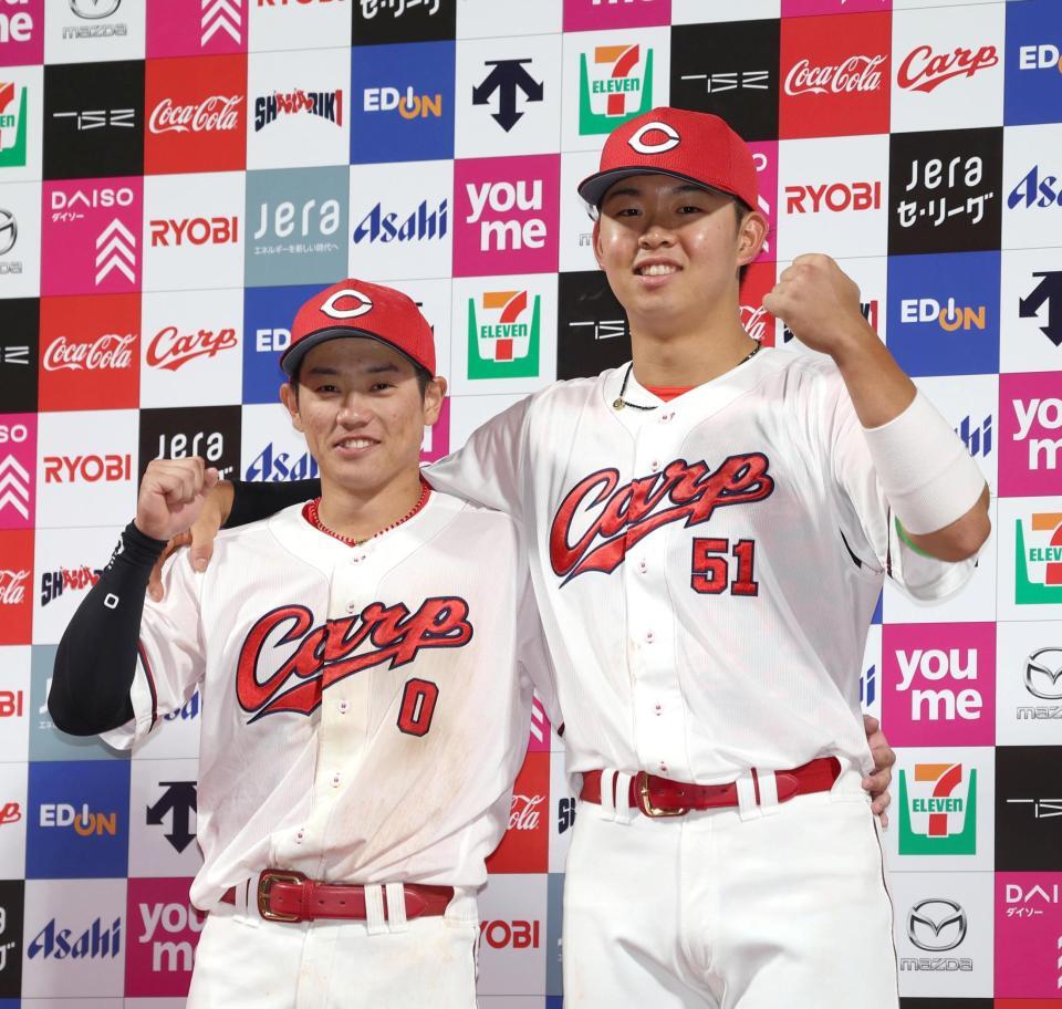 お立ち台でポーズをとる勝田と平川（右）＝撮影・北村雅宏