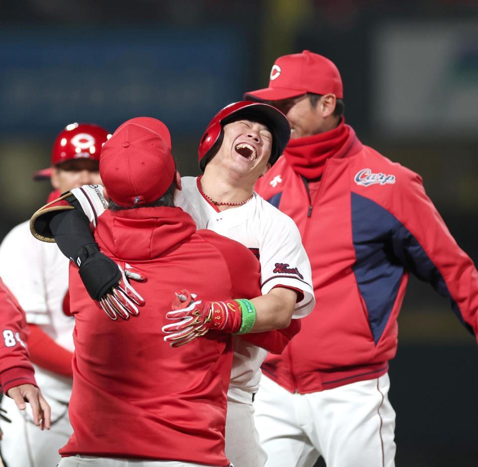 １０回、サヨナラ打を放ち、新井監督と抱き合う勝田（中央）＝撮影・北村雅宏