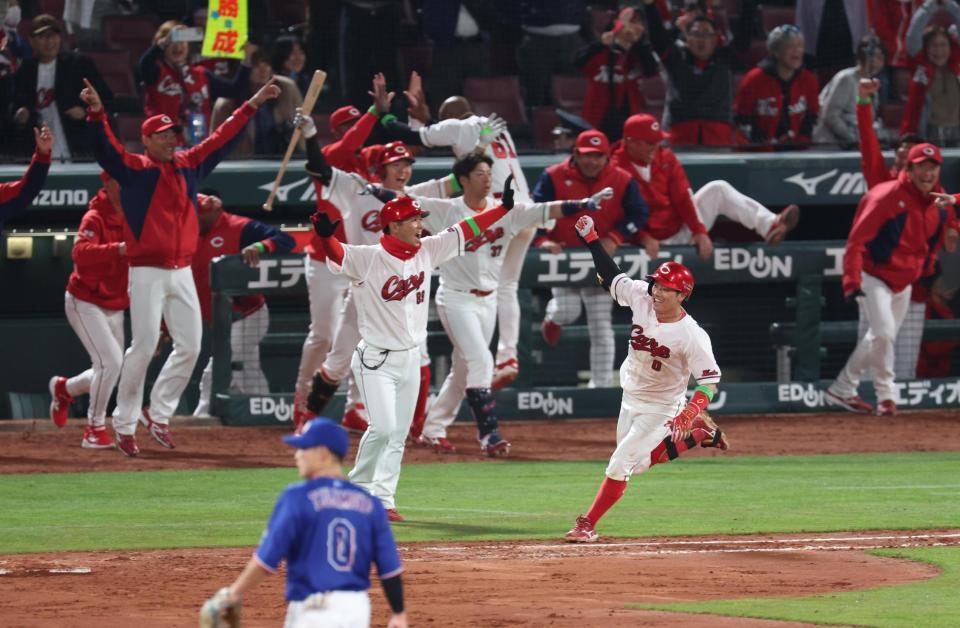 １０回、勝田が右翼線にサヨナラ打を放つ