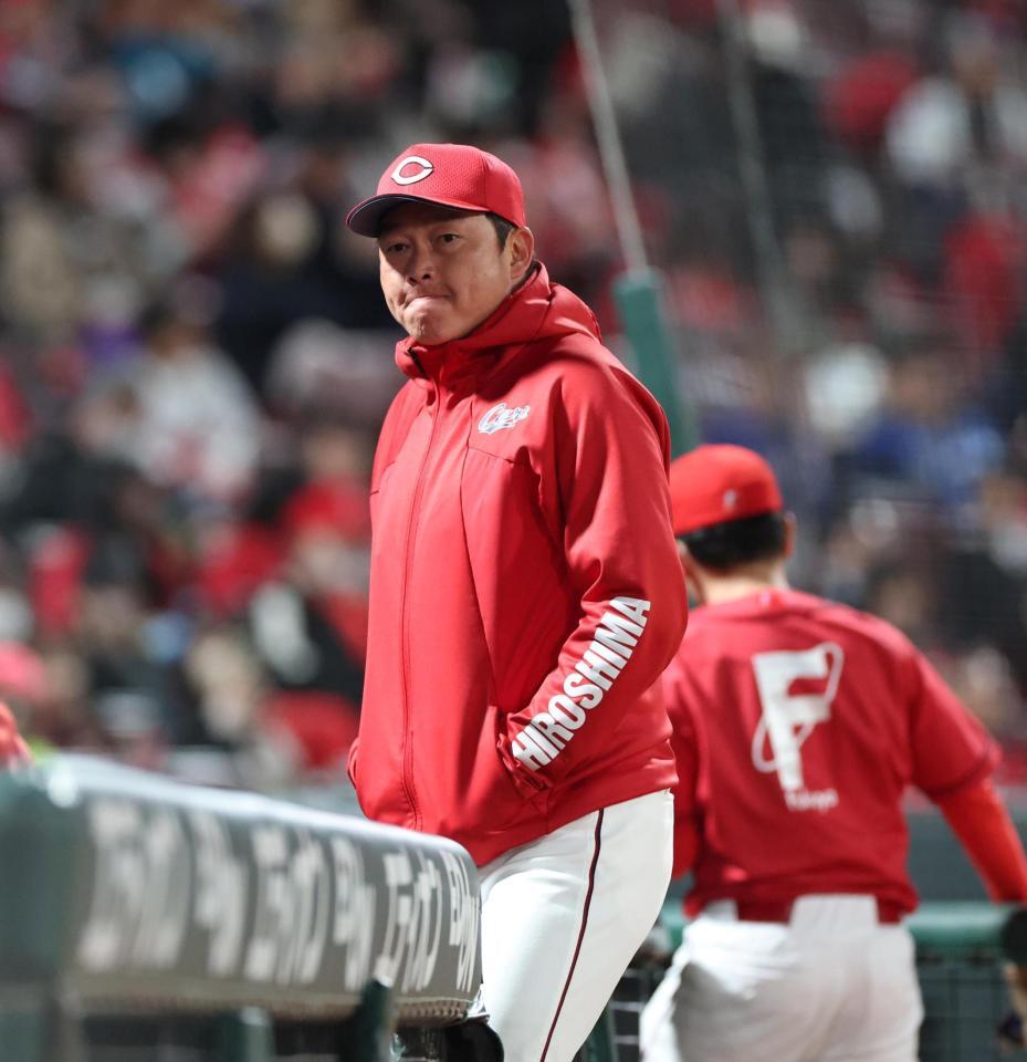 ６回の攻撃を終え、選手交代を告げた新井監督はベンチに戻る（撮影・北村雅宏）