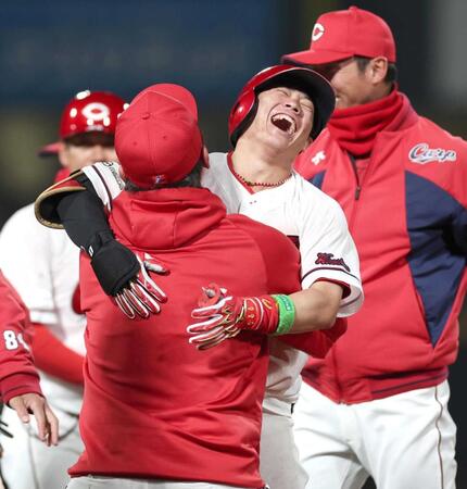 　１０回、サヨナラ打を放ち、新井監督と抱き合う勝田（中央）