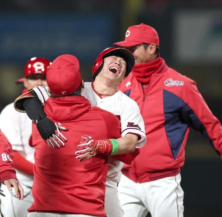 １０回、サヨナラ打を放ち、新井監督と抱き合う勝田（中央）＝撮影・北村雅宏