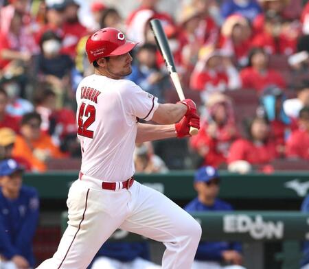 ６回、二塁打を放つターノック（撮影・北村雅宏）