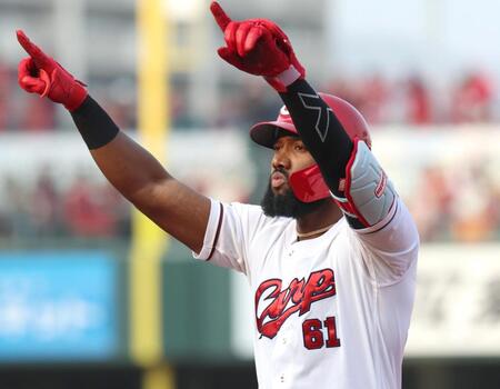 ８回、勝ち越しとなる適時打を放ち、ポーズを決めるファビアン（撮影・北村雅宏）