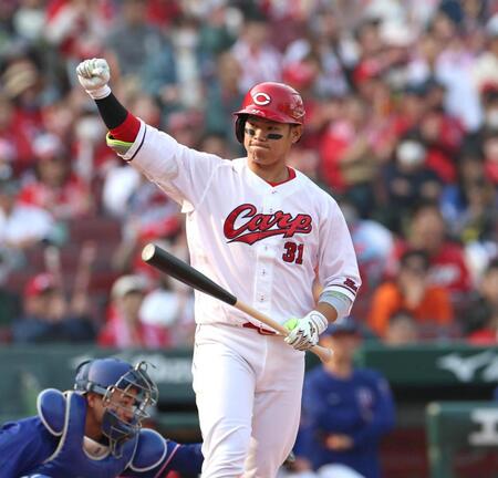 ７回、押し出しとなる四球を選び、拳を突き上げる坂倉（撮影・北村雅宏）