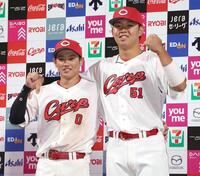 お立ち台でポーズをとる勝田と平川（右）　