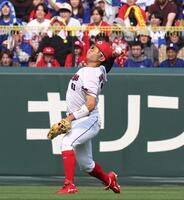 ４回、サノーの飛球を捕り、本塁へ送球して三走・岡林をタッチアウトにする平川（撮影・北村雅宏）