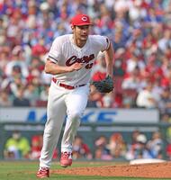 ６回、岡林の放った一ゴロのベースカバーに走るターノック（撮影・北村雅宏）