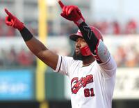 ８回、勝ち越しとなる適時打を放ち、ポーズを決めるファビアン（撮影・北村雅宏）