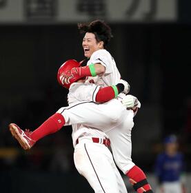 広島・ドラ３勝田プロ初安打がサヨナラ打！ドラ１平川プロ初安打が同点打「最高で～す！」　新人コンビで３０年ぶり開幕戦サヨナラ勝ち