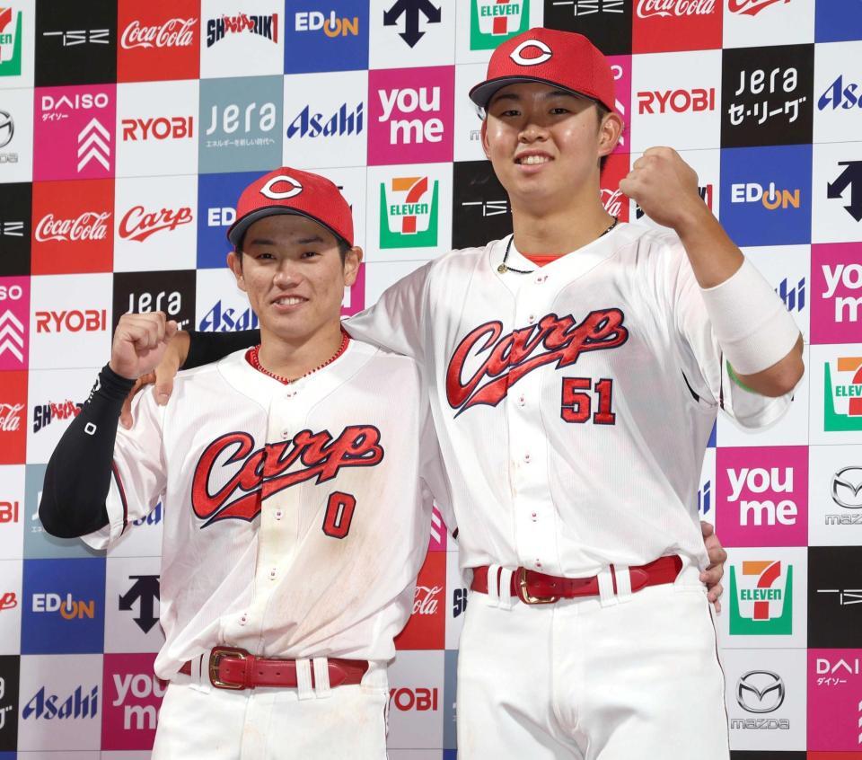 お立ち台でポーズをとる勝田と平川（右）　