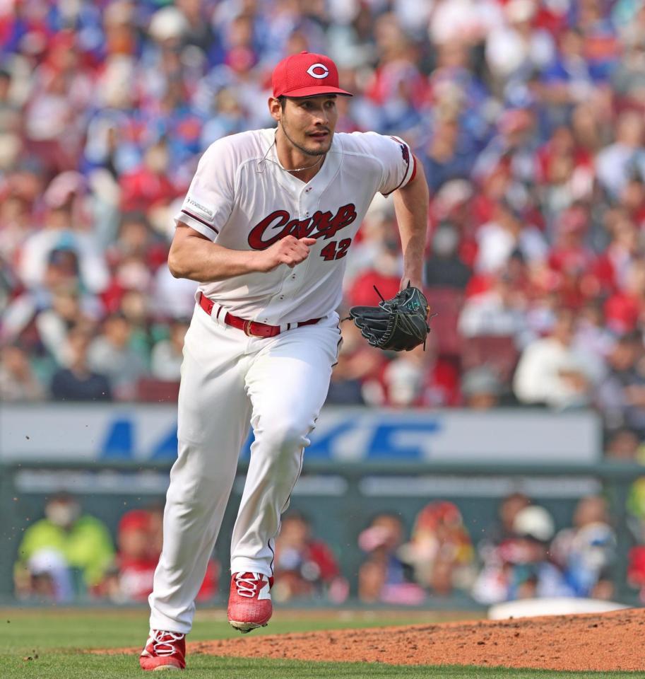 ６回、岡林の放った一ゴロのベースカバーに走るターノック（撮影・北村雅宏）