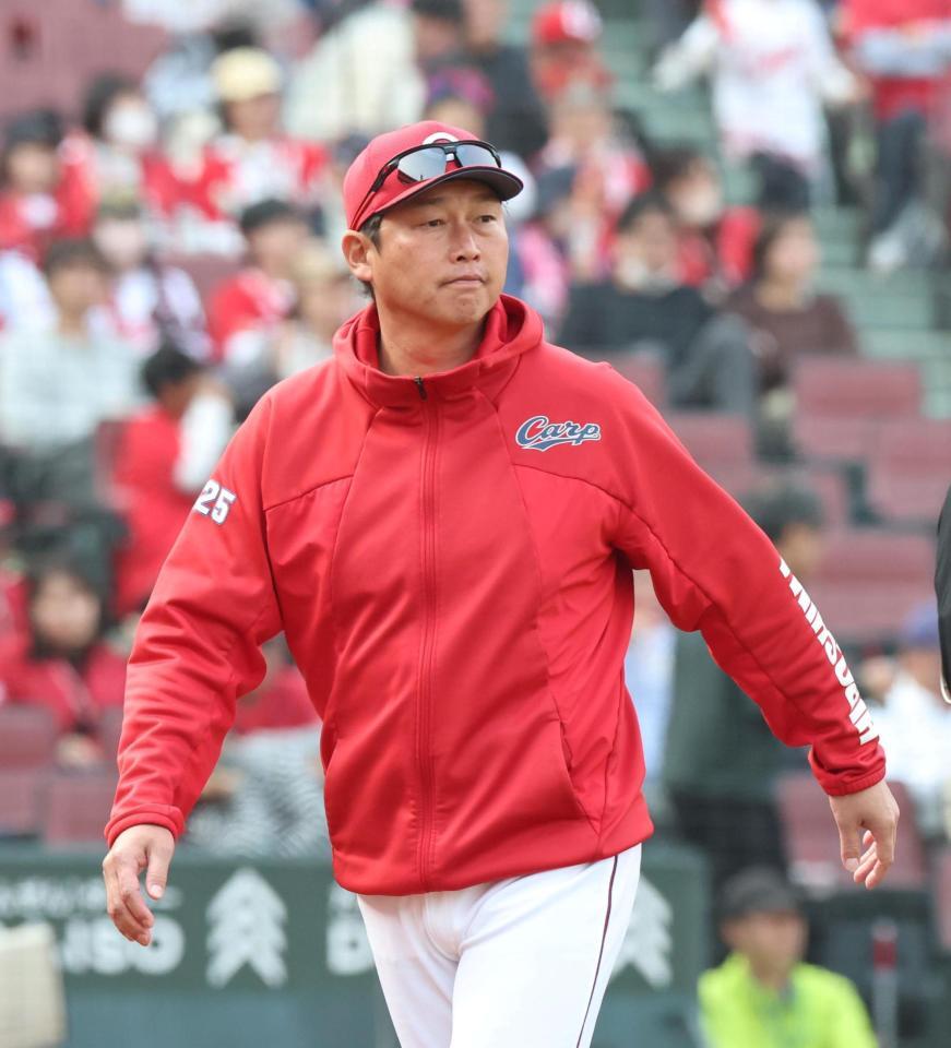 ８回途中、選手交代を告げた新井監督はベンチに戻る（撮影・北村雅宏）