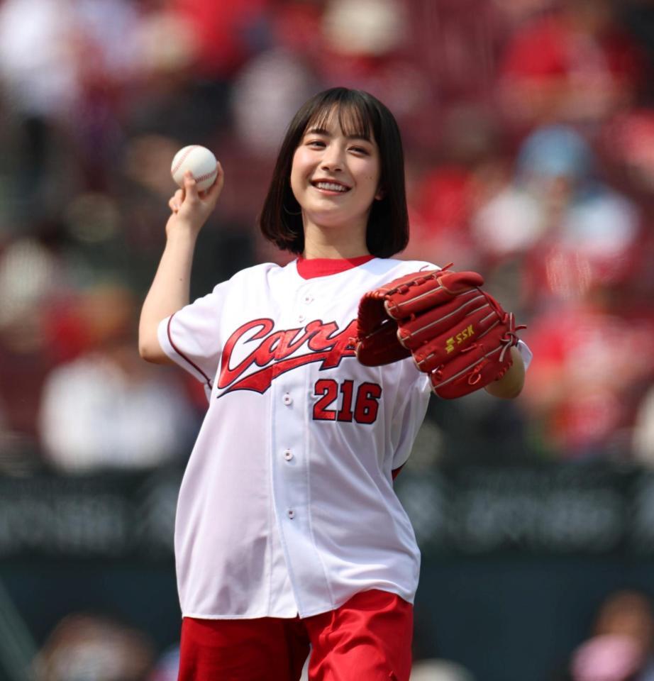 始球式前、キャッチボールする藤﨑ゆみあ（撮影・北村雅宏）