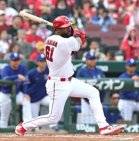 ７回、右前打を放つファビアン（撮影・北村雅宏）