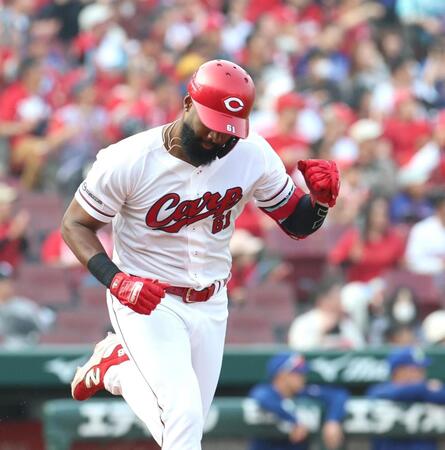 ８回、勝ち越しとなる適時打を放ち、拳を握るファビアン（撮影・北村雅宏）