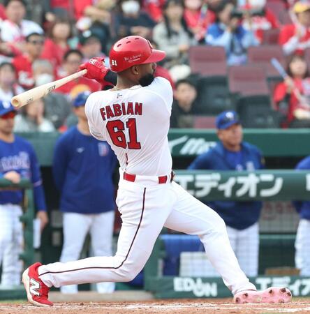 ８回、勝ち越しとなる適時打を放つファビアン（撮影・北村雅宏）