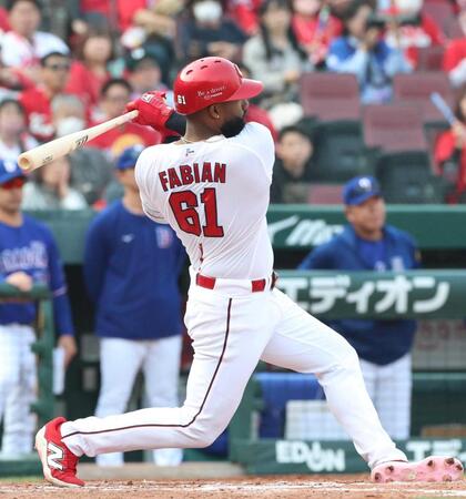 ８回、勝ち越しの適時打を放つファビアン