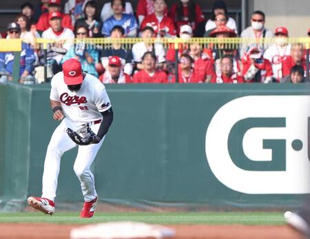 ８回、田中の安打を捕球し損ねたファビアン