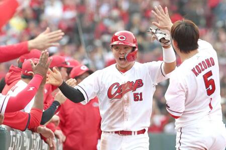 ８回、ファビアンの勝ち越し適時打で生還し、ナインとタッチを交わす平川（中央）