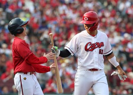 ８回、四球を選ぶ平川（右）＝撮影・北村雅宏